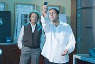 Klick – Architekt Michael Newman (Adam Sandler, r.) hat vor lauter Arbeit kaum Zeit für seine Frau Donna und seine Kinder. Eines Tages gelangt er mit Hilfe eines exzentrischen Tüftlers (Christopher Walken, l.) in den Besitz einer magischen Fernbedienung, mit der er nicht nur seinen Fernseher und die Stereoanlage steuern kann, sondern auch gleich sein ganzes Leben ...