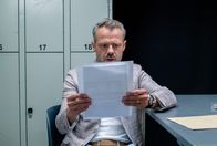 Sturm der Liebe – Erik (Sven Waasner) knackt Sophias Storage und wird fündig.
