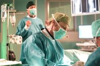 In aller Freundschaft – Dr. Kai Hoffmann (Julian Weigend, vorn) hat den ersten Arbeitstag nach seiner Auszeit. Dr. Philipp Brentano (Thomas Koch, hinten) will ihm als Freund zur Seite stehen und bietet ihm bei einer OP seine Unterstützung an. Doch Kai fühlt sich nicht unterstützt, sondern bevormundet und schlägt Philipps Hilfe aus.