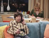 The Big Bang Theory – Während sich Bernadette (Melissa Rauch, r.) um die Steuer kümmert, bekommt Howard (Simon Helberg, l.) einen Anruf von Raj, der in Emilys Abwesenheit in ihrem Zimmer gestöbert hat und jetzt eine geöffnete Schublade ihres Nachttischs nicht mehr schließen kann ...