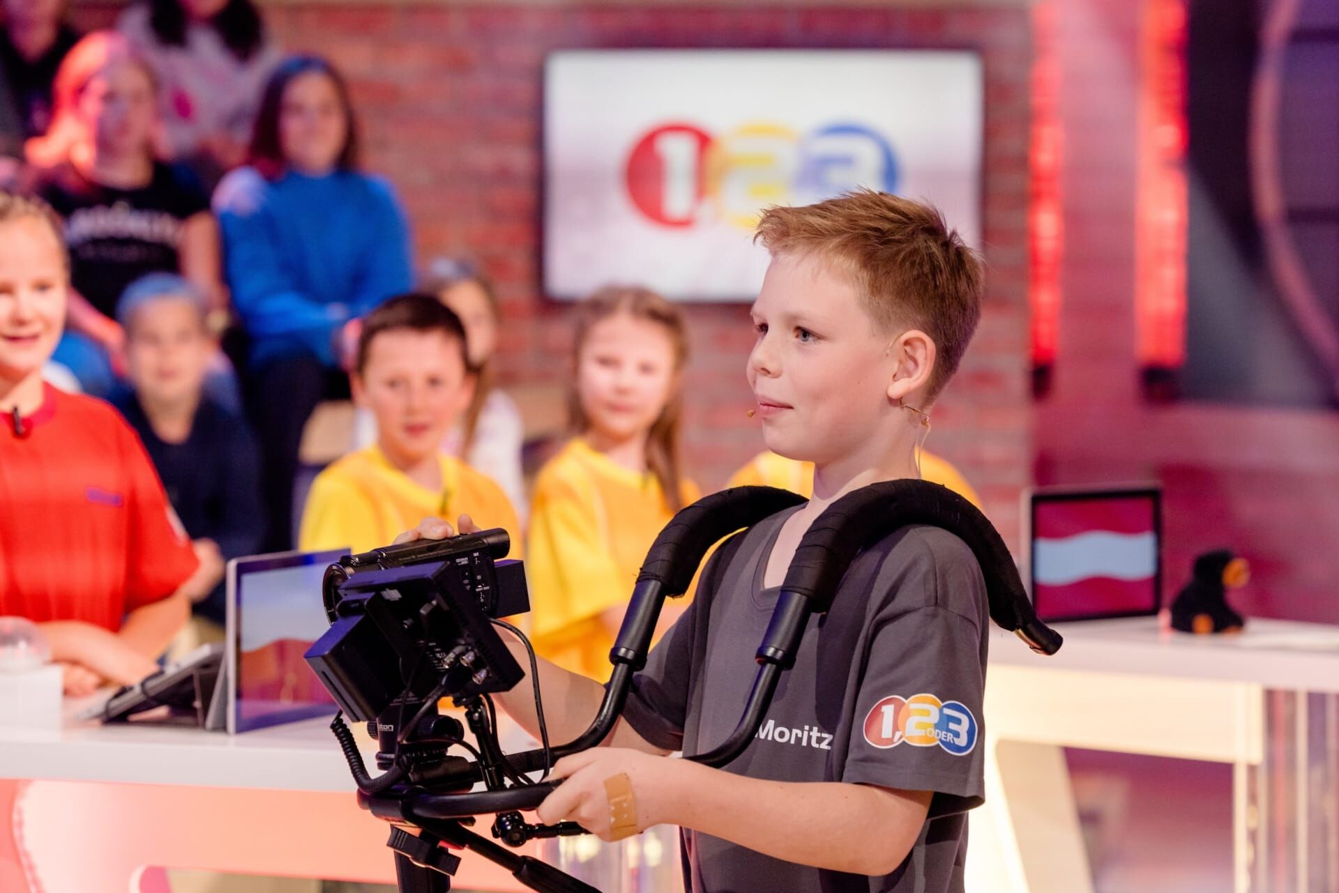 1, 2 oder 3 – Kamerakind Moritz sorgt für spektakuläre Aufnahmen aus dem "1, 2 oder 3"-Studio.