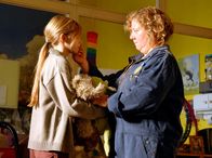 Die Anwälte – ARD DIE ANWÄLTE, Folge 4, Professionelle Distanz, Deutschland 2007, Regie Züli Aladag Uhr im Ersten. Hausmeisterin Anna Woitecki (Regine Hentschel, re.) muss ihre geliebte Tochter in ein Heim geben.