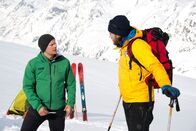 Die Bergretter – Markus (Sebastian Ströbel, r.) erfährt von Ben (Mirko Lang, l.), dass zwei Mädchen seiner Gruppe verschwunden sind.