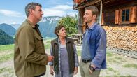 Der Bergdoktor – Der Bergdoktor Staffel 16 Spiel mit dem Feuer – Teil 1 Muttter mit ihren Söhnen: Hans Sigl als Bergdoktor Dr. Martin Gruber, Monika Baumgartner als Lisbeth Gruber, Heiko Ruprecht als Hans Gruber Copyright: SRF/ZDF/Erika Hauri