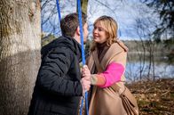 Sturm der Liebe – Greta (Laura Osswald, r.) und Luis (Michael Baral, l.) wird amüsiert klar, dass es eine Herausforderung sein wird, ihre Jobs außen vor zu lassen.