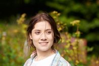 Gestern waren wir noch Kinder – Anna Klettmann (Rieke Seja) freut sich auf den Besuch ihrer besten Freundin Luisa.