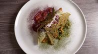 Koch's anders – Crêpes mit Lindenbaumblättern und Kürbisfüllung von Spitzenkoch Ali Güngörmüs.