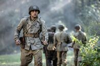 Hitlers letzter Widerstand – HISTORISCHE NACHSTELLUNG – Oberstleutnant Matt Urban (Jordan Wendzina) geht mit einem Stock zurück in Richtung Front. (Bildnachweis: HLS6 Productions Ltd./Sean F. White)