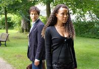 Sturm der Liebe – 10 Uhr im Ersten. Trotz ihres leidenschaftlichen Kusses mit Gregor (Christof Arnold, l.), redet sich Samia (Dominique Siassia, r.) ein, Simon zu lieben.