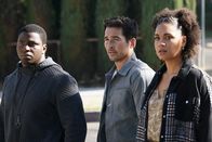 Station 19 – (v.l.n.r.) Dean Miller (Okieriete Onaodowan); Victoria "Vic" Hughes (Barrett Doss); Travis Montgomery (Jay Hayden)