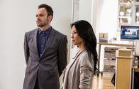 Elementary – Während der Ermittlungen in einem neuen Mordfall: Sherlock Holmes (Jonny Lee Miller, l.) und Joan Watson (Lucy Liu, r.) ...