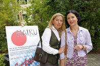 Die Rosenheim-Cops – Als Marie (Karin Thaler, l.) und Sekretärin Stockl (Marisa Burger, r.) Haiku-Dichter Shiki Masaoka aufsuchen wollen, ahnen sie nicht, dass dieser erstochen wurde.