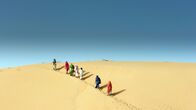 Universum: Extrem! – Eine Gruppe von Kanurifrauen nahe Indil, Sahel, Niger auf dem Weg Feuerholz zu sammeln.