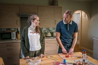 The Bay – Andy Warren (Joe Absolom) möchte seiner Tochter Abbie (Imogen King) beweisen, dass er von nun an ein guter Vater für sie sein wird. Abbie zweifelt daran.
