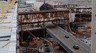 Mega-Projekt: Flughafen New York – A construction crew builds a critical bridge over a live roadway for LaGuardia Airport's new Terminal C. (Credit: Windfall Films)