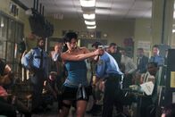 Resident Evil: Apocalypse – Als ehemalige Angehörige der Umbrella Corporation-Spezialeinheit S.T.A.R.S. weiß Jill (Sienna Guillory), dass ihrer Heimatstadt ein gnadenloses Schicksal vorbestimmt ist. Deshalb unternimmt sie alles, um diese verlassen zu können ...