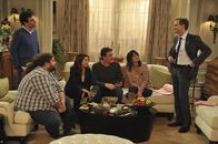 How I Met Your Mother – v.l.n.r.) Ted (Josh Radnor), Blitz (Jorge Garcia), Lily (Alyson Hannigan), Marshall (Jason Segel), Robin (Cobie Smulders) und Barney (Neil Patrick Harris) ...