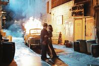 Castle – In seinen Gedanken sieht sich Castle (Nathan Fillion, l.) als Privatdetektiv Joe Flynn der eine romantische Beziehung mit Vera Mulqueen (Stana Katic, l.), einer atemberaubenden Femme fatale, hat ...