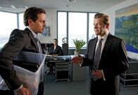 Geld.Macht.Liebe – Frank (Johannes Zirner) teilt seinem Vater Markus (Roland Koch) mit, dass er den Job in der Bank quittiert.