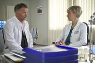 In aller Freundschaft – Dr. Roland Heilmann (Thomas Rühmann) schafft die Doppelbelastung als Klinikleiter und Chefarzt nicht mehr. Es ist Zeit den Posten des Chefarztes neu zu besetzen. Er bittet seine Wunschkandidatin Dr. Kathrin Globisch (Andrea Kathrin Loewig) sich für diesen Posten zu bewerben. Kathrin ist hin und her gerissen. Endlich hat sie mal so etwas wie ein Privatleben. Es geht ihr gut und sie sieht keinen Grund, sich zu verändern.