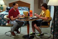 Two and a Half Men – Der Ausflug nach Sacramento verläuft anders als geplant: Alan (Jon Cryer, l.) und Jake (Angus T. Jones, r.) ...