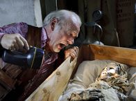 Tatort – Was für ein Schreck für Herbert Thiel (Claus C. Clausnitzer): Auf dem Dachboden einer Villa entdeckt er beim Entrümpeln eine Mumie.