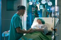 In aller Freundschaft – Lena Caspers (Stefanie Höner) flirtet sehr direkt mit Dr. Rolf Kaminski (Udo Schenk) und bittet ihn vor ihrer OP, mit ihr danach einen Kaffee trinken zu gehen. Als Kaminski sie auf ihre Ehe anspricht, versichert sie, dass sie gar nicht verheiratet ist.