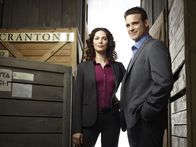 Warehouse 13 – (1. Staffel) - Die Agenten Myka Bering (Joanne Kelly, l.) und Pete Lattimer (Eddie McClintock, r.) könnten unterschiedlicher kaum sein. Wird es ihnen trotzdem gelingen, zusammen zu arbeiten?