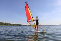 Die Mädchen-WG - Im Schloss am See – Anna auf dem Surfbrett: so sportlich wie Anna ist, hält sie sich bei schönstem Sonnenschein auch locker auf dem Brett.