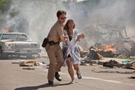 Mayday - Alarm im Cockpit – Dramatische Nachstellung: Ein Polizist aus San Diego bringt so viele Menschen wie möglich in Sicherheit, nachdem eine Boeing 727 in ein Wohnviertel in der Nähe von Lindbergh Field gestürzt ist. Die Besatzung des PSA-Flugs 182 war auf dem Weg zur Landung, als sie mit einer Cessna kollidierte, die für die Pilotenausbildung genutzt wurde. Dabei wurden 7 Menschen am Boden getötet und viele weitere verletzt. Die Ermittler müssen herausfinden, wie ein hochmodernes Passagierflugzeug, das von der Flugsicherung gesteuert wurde, mit dem kleineren Flugzeug kollidieren konnte, das ihm im Weg stand. (Photo Credit: