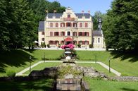 Sturm der Liebe – Der Fürstenhof, ein fiktives oberbayerisches Luxushotel, ist Schauplatz der erfolgreichsten Telenovela im deutschen Fernsehen. Bild: Der Fürstenhof im Sommer.