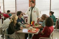 Scrubs - Die Anfänger – V.l: Elliot Reid (Sarah Chalke), John "J.D." Dorian (Zach Braff), Perry Cox (John C. McGinley), Chris Turk (Donald Faison), Carla Espinosa (Judy Reyes)