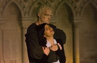 The Da Vinci Code - Sakrileg – Silas (Paul Bettany, l.), der treu im Auftrag der römisch-katholischen Kirchenorganisation "Opus Dei" handelt, ist fest davon überzeugt, dass die Kryptologin Sophie Neuvet (Audrey Tautou, r.) versucht, an den Grundfesten seiner Kirche zu rütteln. Das muss bestraft werden ...