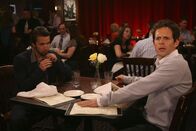 It's Always Sunny in Philadelphia – Nach einem heftigen Streit reden die ehemals besten Freunde Mac (Rob McElhenney, l.) und Dennis (Glenn Howerton, r.) kein Wort mehr miteinander ...