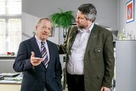 Die Rosenheim-Cops – Der verdächtige Dr. Mertens (Fritz von Friedl, l.) zeigt sich gegenüber Kommissar Stadler (Dieter Fischer, r.) nicht entsetzt über den Tod seines Kollegen.