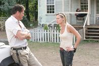 Anaconda - Offspring – Hammett (David Hasselhoff, l.) und Amanda (Crystal Allen, r.) sollen die ausgebrochenen Schlangen wieder einfangen.