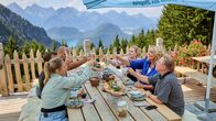 Tietjen campt - der Roadtrip – Eine zünftige Jause zum Abschluss der Reise auf der Rohrkopfhütte auf dem Tegelberg im Allgäu.