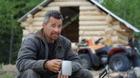 Alaska - Eisige Tradition – Joel Jacko genießt eine Tasse Kaffee in seiner neu errichteten Hütte (National Geographic for Disney)