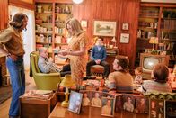 The Kids Are Alright – (v.li.): Sam Straley (Lawrence), Michael Cudlitz (Mike Cleary), Mary McCormack (Peggy Cleary), Sawyer Barth (Frank), Caleb Foote (Eddie), Santino Barnard (Pat), Kennedy Lea Slocum (Wendi).