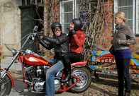 Rote Rosen – ARD ROTE ROSEN FOLGE 1059 Uhr im ERSTEN. Britta (Jelena Mitschke, r.) passt es überhaupt nicht, dass Carla (Maria Fuchs, M.) zu Ben (Hakim Michael Meziani, l.) aufs Motorrad steigt.