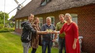 Heimatküche – Julia Nissen und ihr Mann Volker begrüßen die Gäste Torsten Schumacher, Annalina Behrens und Torsten "Pistole" Pistol (v.r.n.l.)