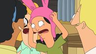 Bob's Burgers – Ist entsetzt, als ihre Mutter für sie eine Überraschungs- Pyjamaparty organisiert: Louise (M.) ...