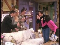 Friends – Endlich bekommt Ross (David Schwimmer, 2.v.r.) den ersehnten Anruf von seiner Frau. Seine Freunde freuen sich mit ihm._Titel: Friends