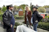 Mord mit Aussicht – Böses Erwachen nach dem "Fraktus"-Konzert im Gasthof Aubach - Roadie Gonzo liegt tot in den Rabatten. Sophie Haas (Caroline Peters, M.) gesteht Dietmar Schäffer (Bjarne Mädel, l.) und Bärbel Schmied (Meike Droste, r.), dass sie einen kompletten Filmriss hat.