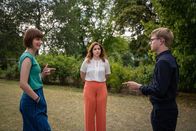 Schloss Einstein – Einen digitalen Wahlkampf zwischen Moritz (Marc Elflein, re.) und Flora (Carla Hüttermann, li.) um die Position des Schülersprecheramts hält Pia Pigalke (Marie Borchardt, Mi.) für die perfekte Aufgabe im Modul "Internet und Sicherheit".