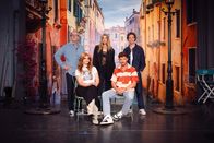 Neo Ragazzi – Starensemble in Bestform: Olli Dittrich (l.), Toni Garrn (M.) und Fred Rabe (r.) sind zu Gast bei Sophie Passmann (2.v.l.) und Tommi Schmitt (2.v.r.).
