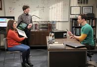 The Big Bang Theory – Sheldon (Jim Parsons, r.) will mit Hilfe eines Emotionendetektors die Gefühle seiner Freunde Amy (Mayim Bialik, l.) und Howard (Simon Helberg, M.) besser verstehen. Doch die haben schon bald die Schnauze gestrichen voll ...