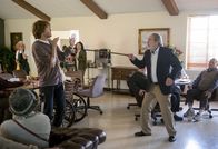 Navy CIS: L.A. – Warum regiert Edward O'Boyle (Martin Mull, r.) auf die Ermittlungen von Deeks (Eric Christian Olsen, l.) und seine Kollegen so unwirsch?