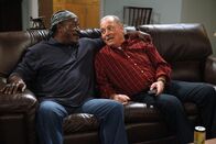 Two and a Half Men – Können Ed (John Amos, l.) und Tom (Stacy Keach, r.) Charlie in seinen Liebesangelegenheiten behilflich sein?; Können Ed (John Amos, l.) und Tom (Stacy Keach, r.) Charlie in seinen Liebesangelegenheiten behilflich sein?