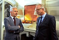 Rote Rosen – ARD ROTE ROSEN FOLGE 1832 Uhr im ERSTEN. Thomas (Gerry Hungbaurer, l.) sieht sich in seinem Verdacht bestätigt, dass Naumann (Markus Stolberg, r.) von der Frackingfirma wusste.
